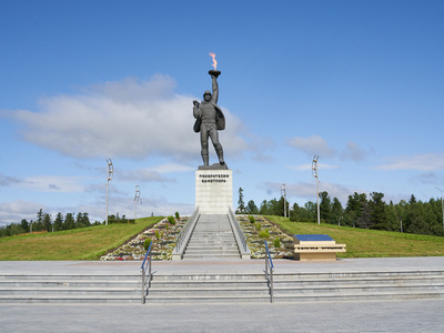 Монумент «Покорителям Самотлора».  Один из главных символов города Нижневартовска, олицетворяет первопроходцев — тех, кто покорял непроходимые болота, пробирался сквозь сильные морозы и снежные метели.  Установлен в год 50-летия Нижневартовского района и открыт 15 июля 1978 года. Работа над монументом длилась девять лет.