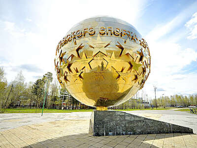 Мемориал «Славы Нижневартовского спорта».  Этому памятнику нет аналогов в России. Мемориал имеет сияющий вид. Он располагается при въезде на стадион «Центральный», открыли его 10 марта 2002 года в честь 30-летия города. Он выполнен в форме большого золотистого шара. Каждое имя выгравировано на отдельной звезде, которые расположены в три ряда.