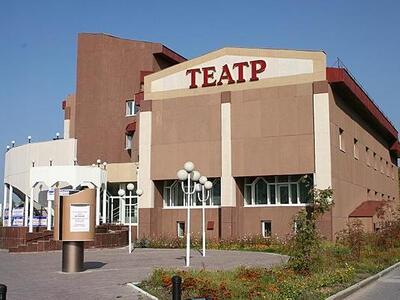 Городской драматический театр.  История нижневартовского драматического театра связана с созданием в 1985 году театра-студии «Скворечник», которая в 1995 году получила статус профессионального театра, а впоследствии стала Городским драматическим театром. 1990 год: Премьера первого спектакля «Золотой цыпленок» состоялась 14 июня.