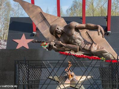 Памятник воинам – землякам, погибшим в ВОВ.  Мемориал открыт 15 июля 1978 года. Центральный элемент комплекса — бронзовая фигура солдата, зовущего в бой. У его подножия — Вечный огонь. По краям от скульптуры — гранитные плиты, на которых увековечены 535 фамилий павших солдат