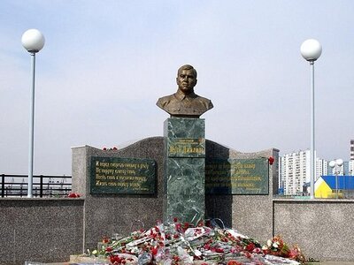 Памятник Мусе Джалилю.  Расположен на берегу реки Обь, в начале улицы Мусы Джалиля .   Памятник открыли 25 сентября 2007 года, в год 35-летия города. С инициативой выступила общественная организация нижневартовских татар «Мирас».   Автор: Махмут Маталитович Гасимов, член Союза художников СССР (1977), Заслуженный деятель искусств Республики Татарстан (2008).