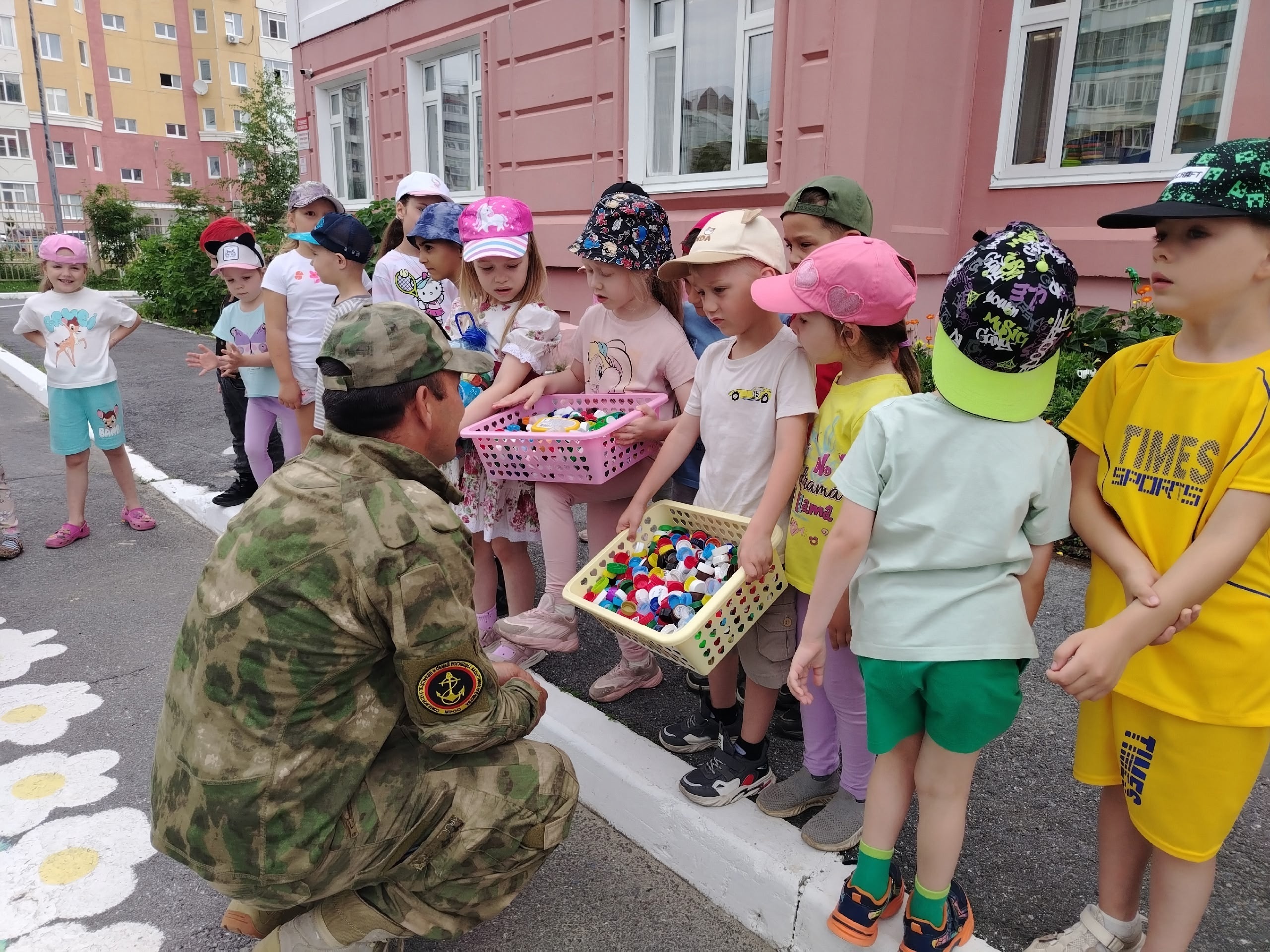 Воспитанники детского сада совместно с родителями и воспитателями приняли участие в социальной эколого-благотворительной акции #крышечкифронту, организованной АНО добровольческий экологический центр Чистая Югра руководитель Фанур Ахметов

Подобные мероприятия учат ребят отзывчивости и доброте. Дети узнают, что, собирая крышечки на переработку, они делают чище природу и помогают участникам специальной военной операции.
