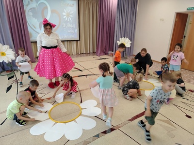 День семьи, любви и верности. Этот день, наполненный теплом и искренностью, стал прекрасной возможностью для ребят проявить свои чувства к самым близким людям. С самого утра в стенах детского сада царила атмосфера творчества и вдохновения. Дети совместно с родителями с увлечением участвовали в мастер-классе по изготовлению семейной ромашки – символа праздника, создавая свой неповторимый цветок, олицетворяющий семейное счастье. 