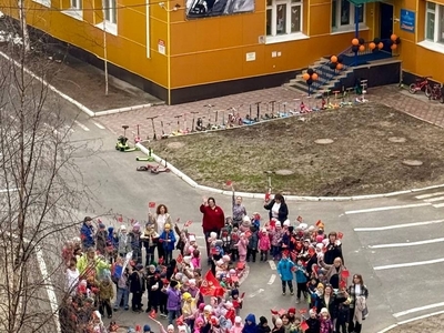 Воспитанники и педагоги I корпуса детского сада приняли участие в важной общероссийской акции «Победа 80», объединившись в общую композицию, сформировав гигантскую цифру "80", сопровождая исполнением знаменитой песни «День Победы», которое вызвало море эмоций и гордость за подрастающее поколение.


Большое полотно флага России стало символом единства, силы и непоколебимости духа страны.