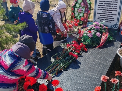 Почтение памяти героев


Сегодня, 7 мая 2025 года, детский сад принял активное участие в торжественном мероприятии, посвящённом Дню Победы. Дети вместе с педагогами и родителями посетили Рощу Победы, где была проведена церемония возложения цветов к мемориалу погибших воинов.


Подобная акция стала важным этапом воспитания подрастающего поколения, помогающим прививать любовь к Родине и понимание важности мирной жизни, достигнутой благодаря подвигу старших поколений.