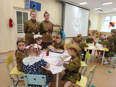 Символы Победы!


Наши талантливые воспитанники детского сада стали участниками значимой Всероссийской акции «Раскраска “Символ Победы”».


Ребята с увлечением раскрашивали картинки, изображающие георгиевскую ленту, звезду Героя, ордена и медали, танк Т-34, цветы и голубей мира. Эти символы помогают дошкольникам проникнуть в историю страны, развивать творческие способности и чувство причастности к общей победе.


Эта акция способствует формированию основ гражданского сознания, прививает детям ценности патриотизма и уважения к ветеранам.