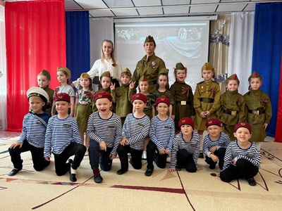 В рамках празднования 80-летия Великой Победы на II корпусе детского сада прошло тематическое мероприятие «По дорогам военных песен».


Это мероприятие оставило глубокий след в сердцах всех присутствующих и стало важным напоминанием о цене мира и необходимости хранить память о героизме и подвигах народа в Великой Отечественной войне.


Военная песня всегда шагала рядом с солдатом и становилась опорой в тяжелый момент. Она помогала преодолевать трудности фронтовой жизни и поднимала боевой дух.