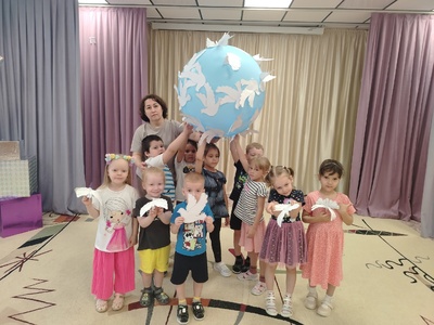 В детском саду прошло мероприятие, посвящённое Дню памяти и скорби.
22 июня – особая дата в истории нашей страны, день, когда мы вспоминаем всех, кто отдал свои жизни за мир и свободу.


Голос Юрия Левитана, объявившего о начале Великой Отечественной войны, дети и воспитатели слушали с замиранием сердца, переносясь в атмосферу тех страшных дней.
Все присутствующие почтили память погибших минутой молчания.