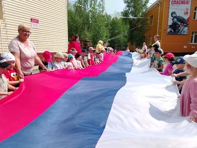 В преддверии Дня России в детском саду прошли яркие и насыщенные праздничные мероприятия! Наши маленькие патриоты окунулись в мир спорта, творчества и дружбы, поучаствовав в веселых соревнованиях и массовых флешмобах.


Ребята соревновались в различных спортивных эстафетах и играх, развивая ловкость, выносливость и командный дух.
Вместе исполнили яркий флешмоб, посвящённый нашему великому государству, радуя зрителей энергией и задором.