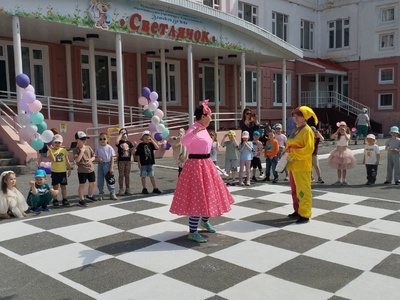 В детском саду ярко и интересно прошел праздник День защиты детей!


Ребята соревновались в ловкости, скорости и смекалке. Они участвовали в эстафетах, отгадывали загадки, рисовали на асфальте и танцевали под веселую музыку.


Особый восторг у детей вызвали мыльные пузыри, которые летали в воздухе, переливаясь всеми цветами радуги. Ребята с удовольствием ловили их и радовались, как маленьким чудесам.