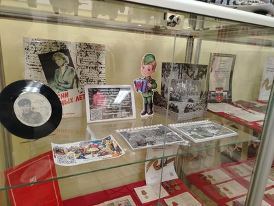 18 мая отмечается Международный день музеев


Этот день напоминает нам о значимости сохранения культурного наследия, подчеркивает важность музеев как центров образования и науки.


Музей детского сада "Боевой и Трудовой Славы" - это уникальное образовательное пространство, где история оживает, позволяя самым маленьким гражданам прикоснуться к героическому прошлому своей страны.